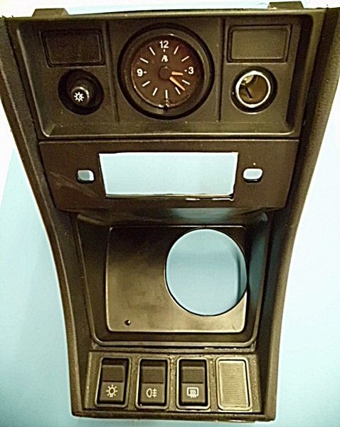 Radiokonsole kompl. ( Uhr / Schalter / Zig.) für Lada 2107