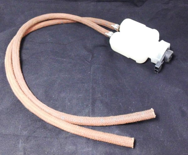 Bremsflüssigkeitsbehälter mit Schläuchen