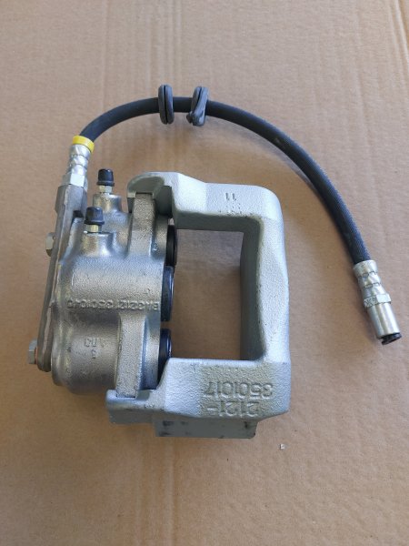 Bremszange links mit 1 Bremsschlauch für Lada Niva (ab Baujahr 2010)