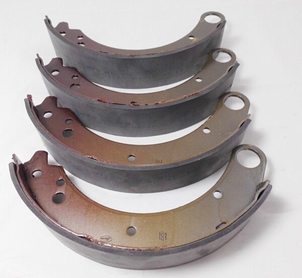 Bremsbackensatz vorn (4 Stück) für UAZ 469, GAZ 24, M21, GAZ 69