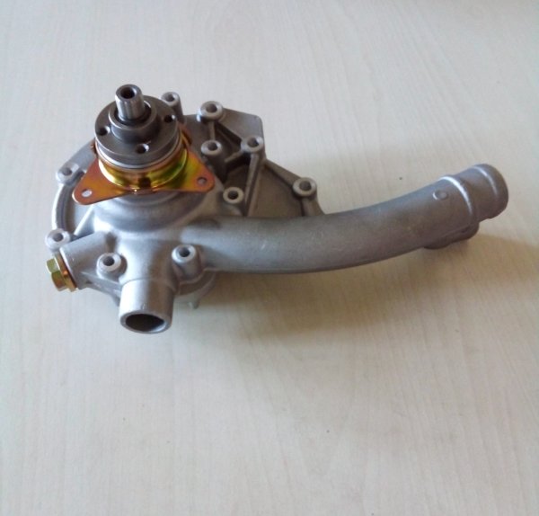 Wasserpumpe für Mercedes - Benz 190 (W201), S124, W124 / 165-WP